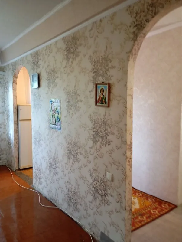 ‼️продажа квартиры‼️ 🏡продам 2-двухкомнатную квартиру г. донецк днр ленинский р-н центр-боссе ✅этажность–5/5 жилого дома ✅площадь–52 м2 ✅комнаты–18 и 16 м2 ✅кухня–8 м2 ✅всё рядом: садик школа супермаркеты рынок остановки крыша новая, не течет ✅отличная планировка душ кабина, плитка, сантехника новая ✅счётчики все новые кондиционер бойлер новый входная дверь металлическая утепленная ✅окна рехау большие 5 камерный стеклопакет кухня встроенная, дух. шкаф электрический, варочная поверхность ✅вода по графику напор хороший трубы поменяли в квартире 🔥собственник 💴цена: 4🍋300.000 рублей торг реальному покупателю‼️ ☎️+7(949) 417-64-70 ☎️+7(958) 039-78-79 📨подписаться - фотография - 2