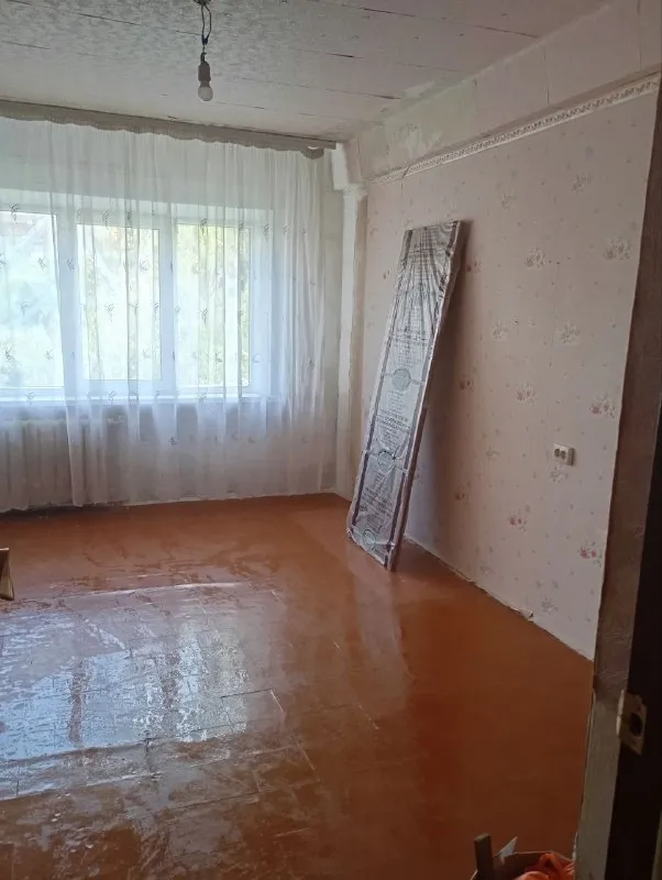 ‼️продажа квартиры‼️ 🏡продам 2-двухкомнатную квартиру г. донецк днр ленинский р-н центр-боссе ✅этажность–5/5 жилого дома ✅площадь–52 м2 ✅комнаты–18 и 16 м2 ✅кухня–8 м2 ✅всё рядом: садик школа супермаркеты рынок остановки крыша новая, не течет ✅отличная планировка душ кабина, плитка, сантехника новая ✅счётчики все новые кондиционер бойлер новый входная дверь металлическая утепленная ✅окна рехау большие 5 камерный стеклопакет кухня встроенная, дух. шкаф электрический, варочная поверхность ✅вода по графику напор хороший трубы поменяли в квартире 🔥собственник 💴цена: 4🍋300.000 рублей торг реальному покупателю‼️ ☎️+7(949) 417-64-70 ☎️+7(958) 039-78-79 📨подписаться - фотография - 3