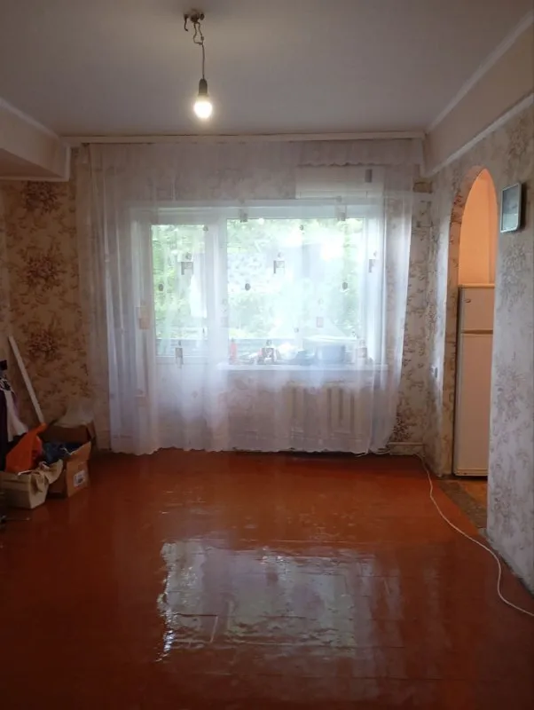 ‼️продажа квартиры‼️ 🏡продам 2-двухкомнатную квартиру г. донецк днр ленинский р-н центр-боссе ✅этажность–5/5 жилого дома ✅площадь–52 м2 ✅комнаты–18 и 16 м2 ✅кухня–8 м2 ✅всё рядом: садик школа супермаркеты рынок остановки крыша новая, не течет ✅отличная планировка душ кабина, плитка, сантехника новая ✅счётчики все новые кондиционер бойлер новый входная дверь металлическая утепленная ✅окна рехау большие 5 камерный стеклопакет кухня встроенная, дух. шкаф электрический, варочная поверхность ✅вода по графику напор хороший трубы поменяли в квартире 🔥собственник 💴цена: 4🍋300.000 рублей торг реальному покупателю‼️ ☎️+7(949) 417-64-70 ☎️+7(958) 039-78-79 📨подписаться - фотография - 4