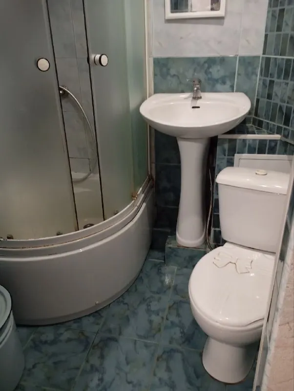 ‼️продажа квартиры‼️ 🏡продам 2-двухкомнатную квартиру г. донецк днр ленинский р-н центр-боссе ✅этажность–5/5 жилого дома ✅площадь–52 м2 ✅комнаты–18 и 16 м2 ✅кухня–8 м2 ✅всё рядом: садик школа супермаркеты рынок остановки крыша новая, не течет ✅отличная планировка душ кабина, плитка, сантехника новая ✅счётчики все новые кондиционер бойлер новый входная дверь металлическая утепленная ✅окна рехау большие 5 камерный стеклопакет кухня встроенная, дух. шкаф электрический, варочная поверхность ✅вода по графику напор хороший трубы поменяли в квартире 🔥собственник 💴цена: 4🍋300.000 рублей торг реальному покупателю‼️ ☎️+7(949) 417-64-70 ☎️+7(958) 039-78-79 📨подписаться - фотография - 6