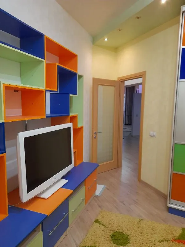 сдам уютную 3 ком. квартиру 🌇донецк, в новострое класс люкс по ул. постышева 83.📍 ✅площадь 135м2 ✅планировка гостинная студия, взрослая спальня и детская спальня, два санузла. ✅большой балкон во двор. 📍локация - центр города. ✅в пешей доступности две школы, б. пушкина, пл. ленина, драматический и оперный театры, филармония, супермаркеты, банки, фитнес клуб. 🥷закрытая, охраняемая территория 24/7, консьерж. 💦емкость для воды на 500л. 💰цена 100 000 ₽ + к/у. залог, агентские. 📲☎️+7-949-371-39-33. подписаться | дать объявление - фотография - 2