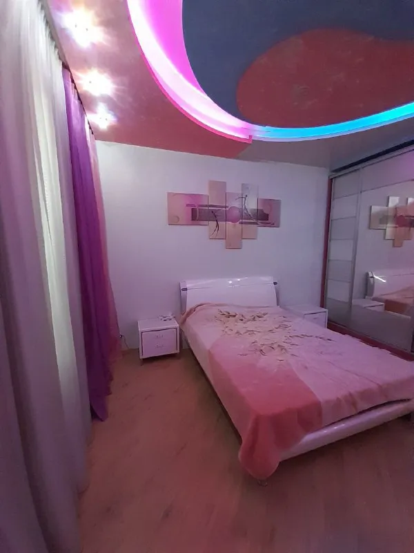 сдам уютную 3 ком. квартиру 🌇донецк, в новострое класс люкс по ул. постышева 83.📍 ✅площадь 135м2 ✅планировка гостинная студия, взрослая спальня и детская спальня, два санузла. ✅большой балкон во двор. 📍локация - центр города. ✅в пешей доступности две школы, б. пушкина, пл. ленина, драматический и оперный театры, филармония, супермаркеты, банки, фитнес клуб. 🥷закрытая, охраняемая территория 24/7, консьерж. 💦емкость для воды на 500л. 💰цена 100 000 ₽ + к/у. залог, агентские. 📲☎️+7-949-371-39-33. подписаться | дать объявление - фотография - 3