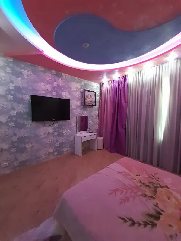 сдам уютную 3 ком. квартиру 🌇донецк, в новострое класс люкс по ул. постышева 83.📍 ✅площадь 135м2 ✅планировка гостинная студия, взрослая спальня и детская спальня, два санузла. ✅большой балкон во двор. 📍локация - центр города. ✅в пешей доступности две школы, б. пушкина, пл. ленина, драматический и оперный театры, филармония, супермаркеты, банки, фитнес клуб. 🥷закрытая, охраняемая территория 24/7, консьерж. 💦емкость для воды на 500л. 💰цена 100 000 ₽ + к/у. залог, агентские. 📲☎️+7-949-371-39-33. подписаться | дать объявление - фотография - 4