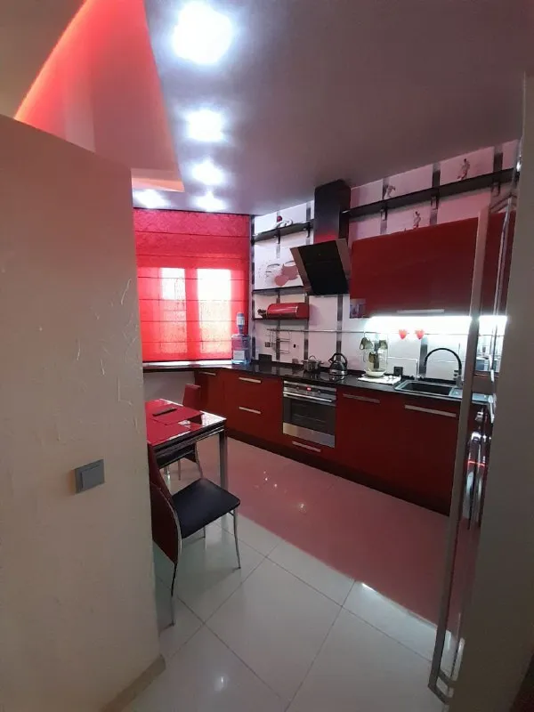 сдам уютную 3 ком. квартиру 🌇донецк, в новострое класс люкс по ул. постышева 83.📍 ✅площадь 135м2 ✅планировка гостинная студия, взрослая спальня и детская спальня, два санузла. ✅большой балкон во двор. 📍локация - центр города. ✅в пешей доступности две школы, б. пушкина, пл. ленина, драматический и оперный театры, филармония, супермаркеты, банки, фитнес клуб. 🥷закрытая, охраняемая территория 24/7, консьерж. 💦емкость для воды на 500л. 💰цена 100 000 ₽ + к/у. залог, агентские. 📲☎️+7-949-371-39-33. подписаться | дать объявление - фотография - 6