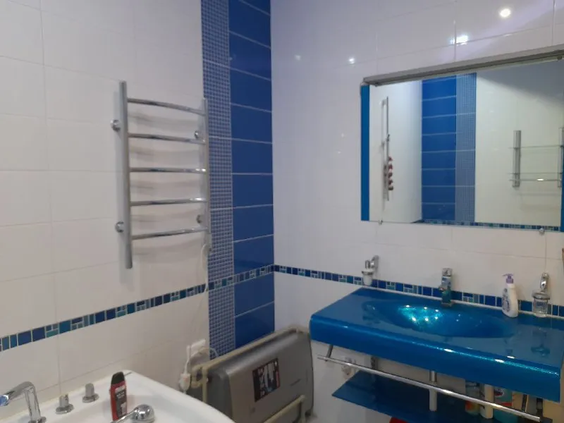 сдам уютную 3 ком. квартиру 🌇донецк, в новострое класс люкс по ул. постышева 83.📍 ✅площадь 135м2 ✅планировка гостинная студия, взрослая спальня и детская спальня, два санузла. ✅большой балкон во двор. 📍локация - центр города. ✅в пешей доступности две школы, б. пушкина, пл. ленина, драматический и оперный театры, филармония, супермаркеты, банки, фитнес клуб. 🥷закрытая, охраняемая территория 24/7, консьерж. 💦емкость для воды на 500л. 💰цена 100 000 ₽ + к/у. залог, агентские. 📲☎️+7-949-371-39-33. подписаться | дать объявление - фотография - 7