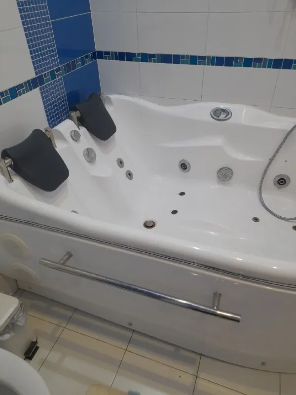 сдам уютную 3 ком. квартиру 🌇донецк, в новострое класс люкс по ул. постышева 83.📍 ✅площадь 135м2 ✅планировка гостинная студия, взрослая спальня и детская спальня, два санузла. ✅большой балкон во двор. 📍локация - центр города. ✅в пешей доступности две школы, б. пушкина, пл. ленина, драматический и оперный театры, филармония, супермаркеты, банки, фитнес клуб. 🥷закрытая, охраняемая территория 24/7, консьерж. 💦емкость для воды на 500л. 💰цена 100 000 ₽ + к/у. залог, агентские. 📲☎️+7-949-371-39-33. подписаться | дать объявление - фотография - 8