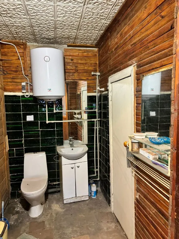 ‼️продажа дома‼️ 🏡продам двухэтажный дом с землей в дачном кооперативе абакумовец г. донецк днр р-н ш-ты абакумова ✅состояние жилое отопление печное, свет есть всегда, вода поступает в дом из резервуаров, расположенных на террасе 2го этажа дома, которые наполняются насосом из колодца ✅имеется мини сауна с парилкой и душевой от буржуйки во дворе два сарая и душ 🔥собственник 💴цена: 1🍋3 рублей ☎️+7(949) 382-92-27, вотсап ☎️+7(961) 282-88-72 николай 📨подписаться - фотография - 10