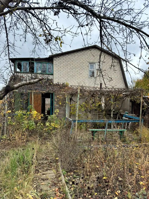 ‼️продажа дома‼️ 🏡продам двухэтажный дом с землей в дачном кооперативе абакумовец г. донецк днр р-н ш-ты абакумова ✅состояние жилое отопление печное, свет есть всегда, вода поступает в дом из резервуаров, расположенных на террасе 2го этажа дома, которые наполняются насосом из колодца ✅имеется мини сауна с парилкой и душевой от буржуйки во дворе два сарая и душ 🔥собственник 💴цена: 1🍋3 рублей ☎️+7(949) 382-92-27, вотсап ☎️+7(961) 282-88-72 николай 📨подписаться - фотография - 2