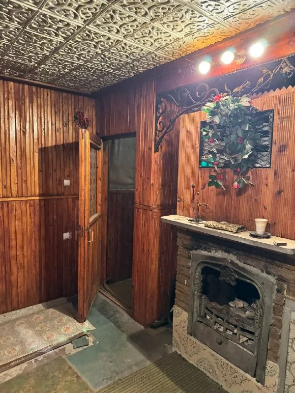 ‼️продажа дома‼️ 🏡продам двухэтажный дом с землей в дачном кооперативе абакумовец г. донецк днр р-н ш-ты абакумова ✅состояние жилое отопление печное, свет есть всегда, вода поступает в дом из резервуаров, расположенных на террасе 2го этажа дома, которые наполняются насосом из колодца ✅имеется мини сауна с парилкой и душевой от буржуйки во дворе два сарая и душ 🔥собственник 💴цена: 1🍋3 рублей ☎️+7(949) 382-92-27, вотсап ☎️+7(961) 282-88-72 николай 📨подписаться - фотография - 3