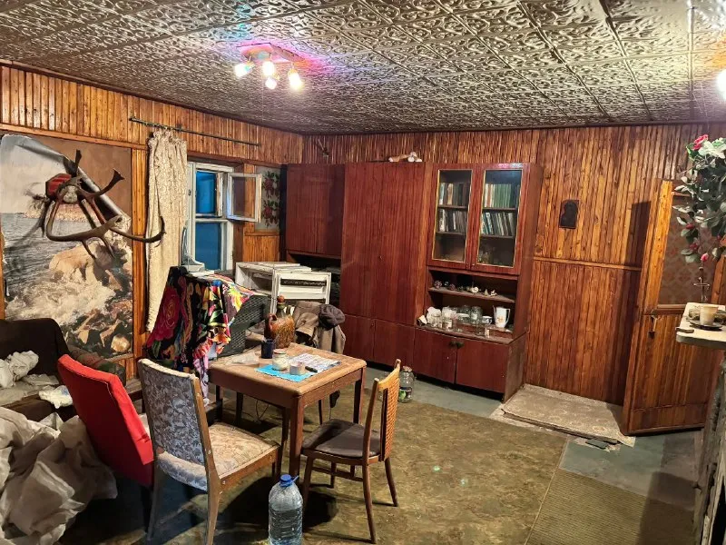 ‼️продажа дома‼️ 🏡продам двухэтажный дом с землей в дачном кооперативе абакумовец г. донецк днр р-н ш-ты абакумова ✅состояние жилое отопление печное, свет есть всегда, вода поступает в дом из резервуаров, расположенных на террасе 2го этажа дома, которые наполняются насосом из колодца ✅имеется мини сауна с парилкой и душевой от буржуйки во дворе два сарая и душ 🔥собственник 💴цена: 1🍋3 рублей ☎️+7(949) 382-92-27, вотсап ☎️+7(961) 282-88-72 николай 📨подписаться - фотография - 4