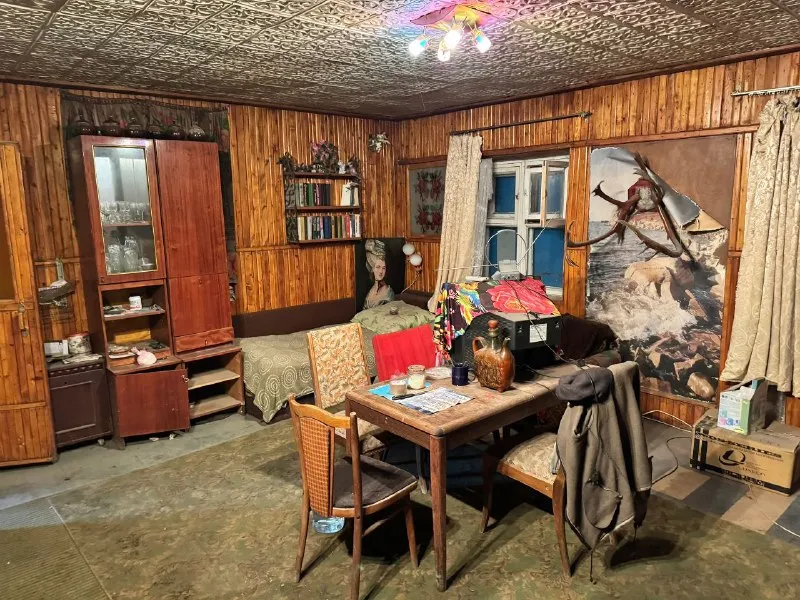 ‼️продажа дома‼️ 🏡продам двухэтажный дом с землей в дачном кооперативе абакумовец г. донецк днр р-н ш-ты абакумова ✅состояние жилое отопление печное, свет есть всегда, вода поступает в дом из резервуаров, расположенных на террасе 2го этажа дома, которые наполняются насосом из колодца ✅имеется мини сауна с парилкой и душевой от буржуйки во дворе два сарая и душ 🔥собственник 💴цена: 1🍋3 рублей ☎️+7(949) 382-92-27, вотсап ☎️+7(961) 282-88-72 николай 📨подписаться - фотография - 5