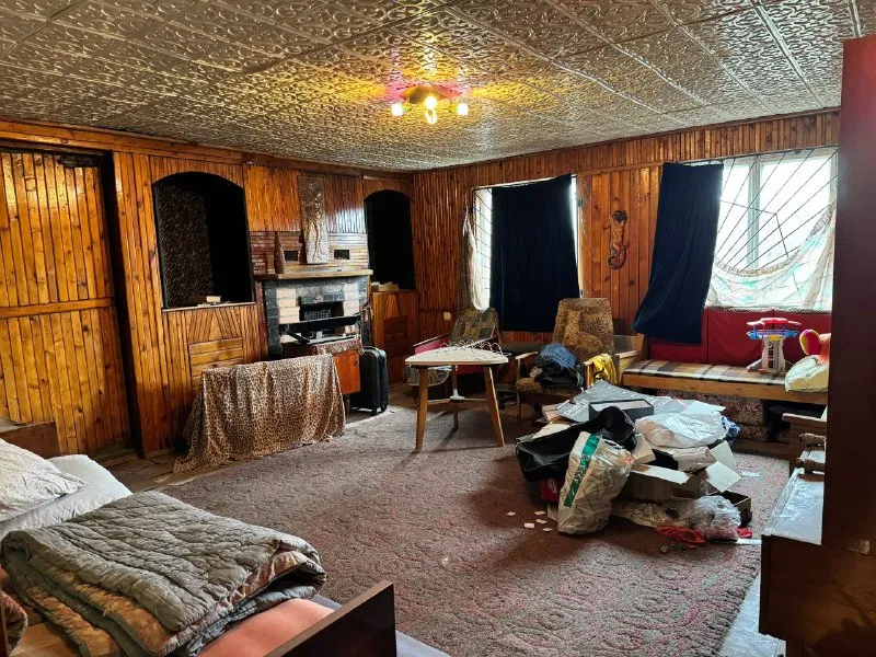 ‼️продажа дома‼️ 🏡продам двухэтажный дом с землей в дачном кооперативе абакумовец г. донецк днр р-н ш-ты абакумова ✅состояние жилое отопление печное, свет есть всегда, вода поступает в дом из резервуаров, расположенных на террасе 2го этажа дома, которые наполняются насосом из колодца ✅имеется мини сауна с парилкой и душевой от буржуйки во дворе два сарая и душ 🔥собственник 💴цена: 1🍋3 рублей ☎️+7(949) 382-92-27, вотсап ☎️+7(961) 282-88-72 николай 📨подписаться - фотография - 6