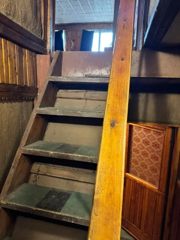 ‼️продажа дома‼️ 🏡продам двухэтажный дом с землей в дачном кооперативе абакумовец г. донецк днр р-н ш-ты абакумова ✅состояние жилое отопление печное, свет есть всегда, вода поступает в дом из резервуаров, расположенных на террасе 2го этажа дома, которые наполняются насосом из колодца ✅имеется мини сауна с парилкой и душевой от буржуйки во дворе два сарая и душ 🔥собственник 💴цена: 1🍋3 рублей ☎️+7(949) 382-92-27, вотсап ☎️+7(961) 282-88-72 николай 📨подписаться - фотография - 7