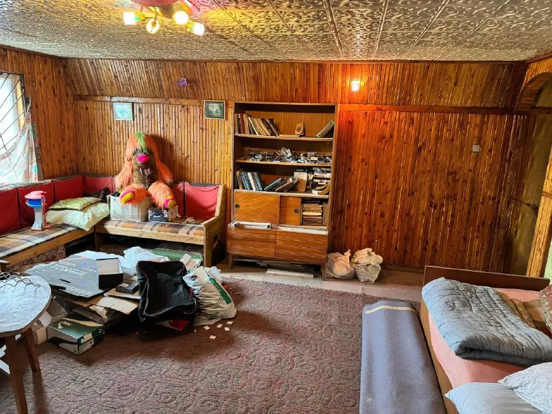 ‼️продажа дома‼️ 🏡продам двухэтажный дом с землей в дачном кооперативе абакумовец г. донецк днр р-н ш-ты абакумова ✅состояние жилое отопление печное, свет есть всегда, вода поступает в дом из резервуаров, расположенных на террасе 2го этажа дома, которые наполняются насосом из колодца ✅имеется мини сауна с парилкой и душевой от буржуйки во дворе два сарая и душ 🔥собственник 💴цена: 1🍋3 рублей ☎️+7(949) 382-92-27, вотсап ☎️+7(961) 282-88-72 николай 📨подписаться - фотография - 9