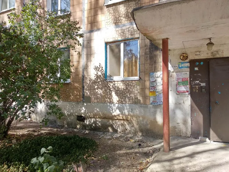 ‼️продажа квартиры‼️ 🏡продажа 3-трёхкомнатной квартиры г. харцызск днр мкр-н юбилейный, д.1 ✅1-й этаж ✅площадь квартиры–53.4 м2 ✅квартира не угловая, комнаты раздельные (зал проходной), сан узел совмещен, счетчик вода, электричество (электропечь), в доме счетчик на отопление, вода по графику ✅квартира под ремонт в шаговой доступности магазины, тц, школа, детские сады. 🧾документы рф готовы 🔥собственник 💴цена: 3🍋650 рублей торг‼️ ☎️+7(949) 333-86-18 📨подписаться - фотография - 2