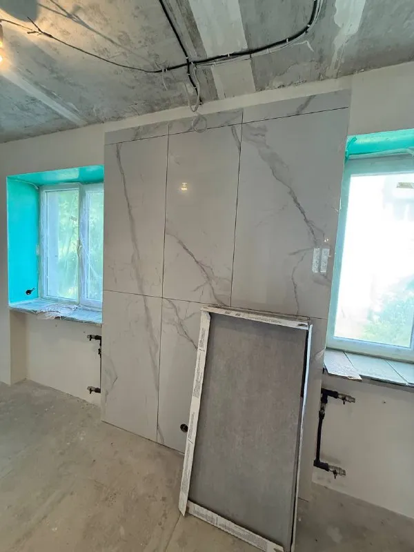 продам двухкомнатную квартиру 🌇донецк, "донецк-сити", ул. щорса 85📍 ✅2/5 этаж. спецпроект, полногабаритная, не угловая, 50 м. кв. ✅готовность ремонта 90% white box + частично уже уложены отделочные материалы + вся плитка и ламинат в наличии в квартире ✅подробное описание есть, пишите всё отправлю ❗️ ✅по проекту предусмотрена кухня-гостиная в виде студии, отдельная спальня с обустроенным балконом, гардеробная, санузел. ✅дом очень теплый. в квартире выполнен высококачественный ремонт с применением новых технологий и передовых стандартов! 💰цена 6 000 000 ₽ 📲☎️+7 977 9198704 анна либо пишите в лс @isakovaanna1992 подписаться | дать объявление - фотография - 4