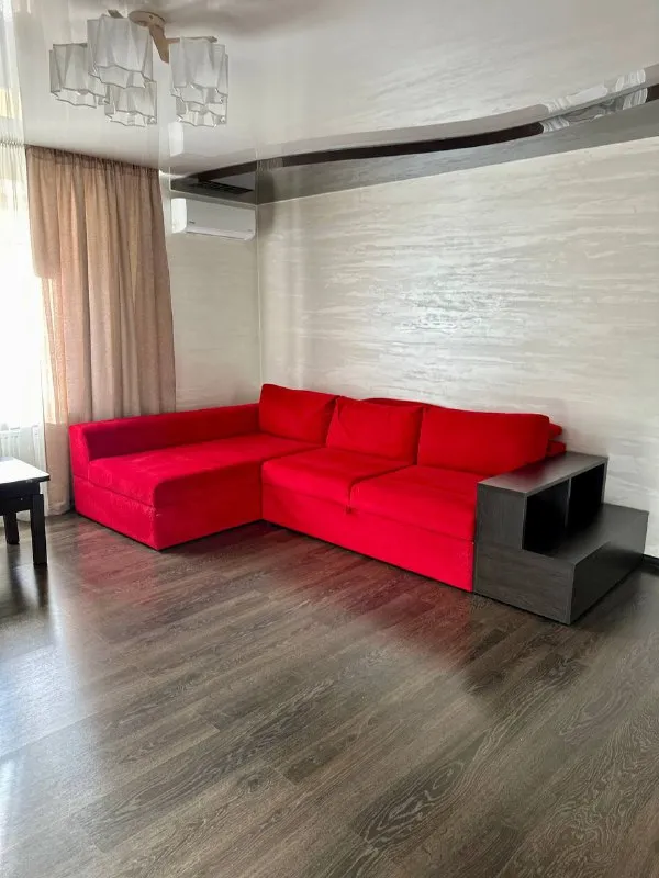 ❣️сдается посуточно 2-комнатная квартира в ворошиловском районе. ✨полностью новый ремонт, мебель и техника! 💵 стоимость аренды: от 5500 руб. /сутки. цена зависит от количества гостей и продолжительности проживания. 📍центр донецка удобное расположение. рядом: «авоська», аптека, остановки общественного транспорта, парковка для автомобилей. 🍽 отдельная кухня: укомплектована всем необходимым: мойка, микроволновка, газовая плита, духовка, электрочайник и т. д. 🛏 две изолированные комнаты: • уютная спальня с большой кроватью. • просторная гостиная: раскладной диван, телевизор, кондиционер, вместительный шкаф-купе. 🔥 отличный вариант для комфортного проживания в центре города! 📱по вопросам и бронированию: 📲@vika_rent или ☎️+79290903473 - фотография - 3