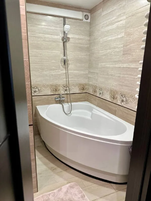 ❣️сдается посуточно 2-комнатная квартира в ворошиловском районе. ✨полностью новый ремонт, мебель и техника! 💵 стоимость аренды: от 5500 руб. /сутки. цена зависит от количества гостей и продолжительности проживания. 📍центр донецка удобное расположение. рядом: «авоська», аптека, остановки общественного транспорта, парковка для автомобилей. 🍽 отдельная кухня: укомплектована всем необходимым: мойка, микроволновка, газовая плита, духовка, электрочайник и т. д. 🛏 две изолированные комнаты: • уютная спальня с большой кроватью. • просторная гостиная: раскладной диван, телевизор, кондиционер, вместительный шкаф-купе. 🔥 отличный вариант для комфортного проживания в центре города! 📱по вопросам и бронированию: 📲@vika_rent или ☎️+79290903473 - фотография - 5