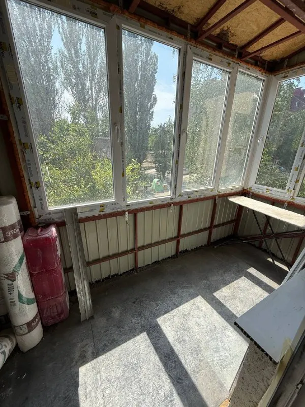 продам двухкомнатную квартиру 🌇донецк, "донецк-сити", ул. щорса 85📍 ✅2/5 этаж. спецпроект, полногабаритная, не угловая, 50 м. кв. ✅готовность ремонта 90% white box + частично уже уложены отделочные материалы + вся плитка и ламинат в наличии в квартире ✅подробное описание есть, пишите всё отправлю ❗️ ✅по проекту предусмотрена кухня-гостиная в виде студии, отдельная спальня с обустроенным балконом, гардеробная, санузел. ✅дом очень теплый. в квартире выполнен высококачественный ремонт с применением новых технологий и передовых стандартов! 💰цена 6 000 000 ₽ 📲☎️+7 977 9198704 анна либо пишите в лс @isakovaanna1992 - фотография - 4