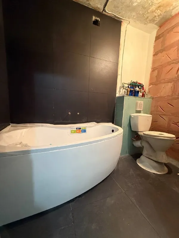 продам двухкомнатную квартиру 🌇донецк, "донецк-сити", ул. щорса 85📍 ✅2/5 этаж. спецпроект, полногабаритная, не угловая, 50 м. кв. ✅готовность ремонта 90% white box + частично уже уложены отделочные материалы + вся плитка и ламинат в наличии в квартире ✅подробное описание есть, пишите всё отправлю ❗️ ✅по проекту предусмотрена кухня-гостиная в виде студии, отдельная спальня с обустроенным балконом, гардеробная, санузел. ✅дом очень теплый. в квартире выполнен высококачественный ремонт с применением новых технологий и передовых стандартов! 💰цена 6 000 000 ₽ 📲☎️+7 977 9198704 анна либо пишите в лс @isakovaanna1992 - фотография - 6