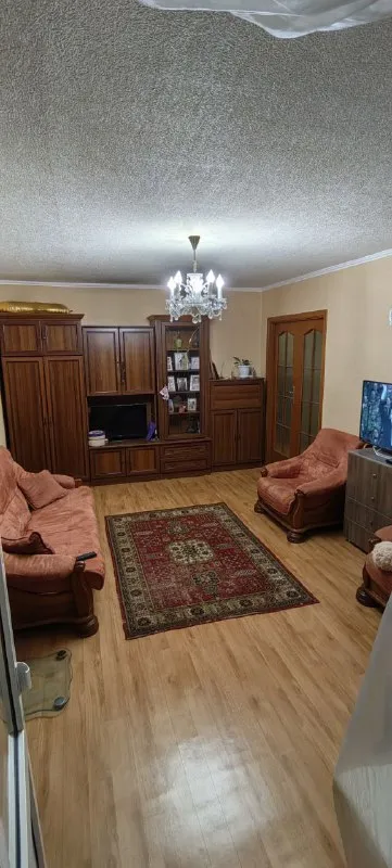 продам 3х комнатную квартиру продается от собственника ❗️ 🌇донецк, в киевском районе (пр. партизанский). 📍 ✅на 2 этаже пятиэтажного дома ✅рядом с домом есть школа, детский сад, супермаркет и автобусная остановка. ✅общая площадь 61.8 кв. м. все комнаты раздельные, имеется лоджия и балкон. 🎁в квартире остаётся вся мебель (диван и два кресла по договоренности). 💦вода идет по графику. 🚫прописанных нет. 💰стоимость: 6 000 000 тыс. руб. 📲☎️89281856016 (телеграмм, ватсап) агенства недвижимости просьба не беспокоить. подписаться | дать объявление - фотография - 3