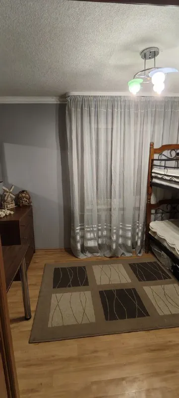 продам 3х комнатную квартиру продается от собственника ❗️ 🌇донецк, в киевском районе (пр. партизанский). 📍 ✅на 2 этаже пятиэтажного дома ✅рядом с домом есть школа, детский сад, супермаркет и автобусная остановка. ✅общая площадь 61.8 кв. м. все комнаты раздельные, имеется лоджия и балкон. 🎁в квартире остаётся вся мебель (диван и два кресла по договоренности). 💦вода идет по графику. 🚫прописанных нет. 💰стоимость: 6 000 000 тыс. руб. 📲☎️89281856016 (телеграмм, ватсап) агенства недвижимости просьба не беспокоить. подписаться | дать объявление - фотография - 5