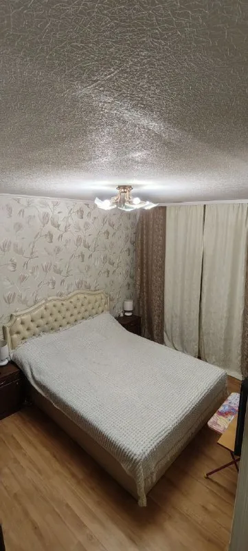 продам 3х комнатную квартиру продается от собственника ❗️ 🌇донецк, в киевском районе (пр. партизанский). 📍 ✅на 2 этаже пятиэтажного дома ✅рядом с домом есть школа, детский сад, супермаркет и автобусная остановка. ✅общая площадь 61.8 кв. м. все комнаты раздельные, имеется лоджия и балкон. 🎁в квартире остаётся вся мебель (диван и два кресла по договоренности). 💦вода идет по графику. 🚫прописанных нет. 💰стоимость: 6 000 000 тыс. руб. 📲☎️89281856016 (телеграмм, ватсап) агенства недвижимости просьба не беспокоить. подписаться | дать объявление - фотография - 6