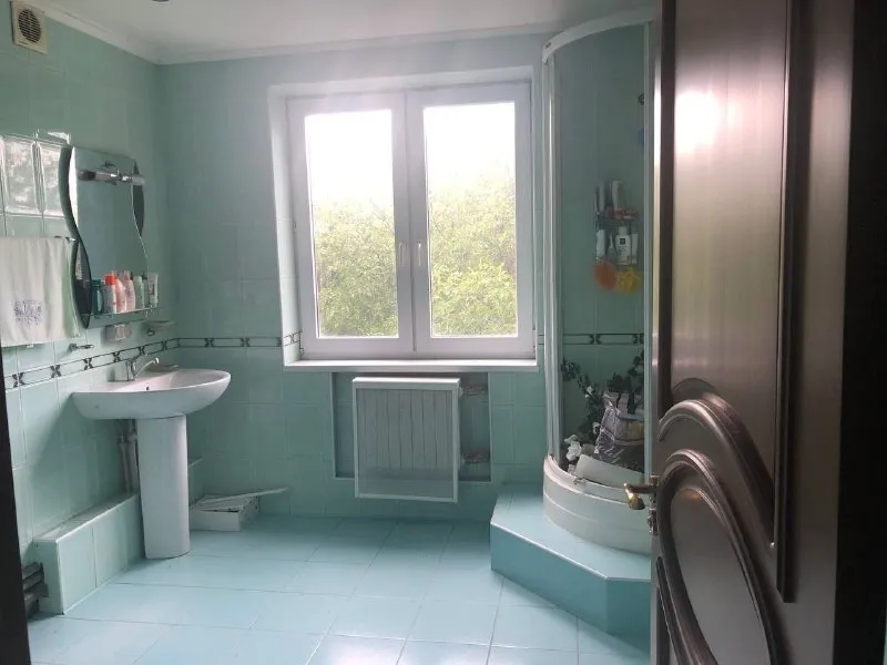 ‼️продажа квартиры‼️ 🏡продам 4-четырехкомнатную квартиру г. донецк днр куйбышевский р-н, ул куйбышева 209, мкр-н магистральный, рядом галактика и школа 51 ✅в квартире сделан качественный ремонт ✅мебель частично остается вода во время подачи идет 🔥собственник 💴цена: 8🍋3 рублей 📲подробности по тел; ☎️+7(949) 385-93-57 сергей 📨подписаться - фотография - 9