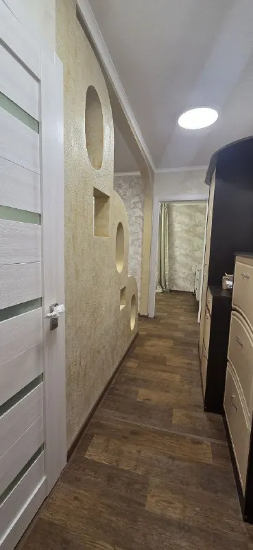 сдам двухкомнатную квартиру квартира сдается долгосрочно 🌇калининский район, район рынка, ул. 50-й гвардейской дивизии. 📍 ✅в кватрире выполнен ремон, вся современная мебель, быттехника, накопительная система воды, бак 500 л ✅отличная транспортная развязка, в шаговой доступности рынок, магазины, школа, аптеки. ❗️на длительный срок, исключительно семейной паре, можно с детьми, без животных. 💰стоимость 40000 р. /месяц, дополнительно оплачиваются коммунальные платежи. 📲☎️+79493837193 виктория ан 📲☎️+79384613180 (телеграмм, вотсап) подписаться | дать объявление - фотография - 2