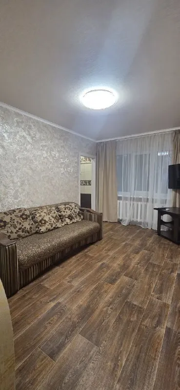 сдам двухкомнатную квартиру квартира сдается долгосрочно 🌇калининский район, район рынка, ул. 50-й гвардейской дивизии. 📍 ✅в кватрире выполнен ремон, вся современная мебель, быттехника, накопительная система воды, бак 500 л ✅отличная транспортная развязка, в шаговой доступности рынок, магазины, школа, аптеки. ❗️на длительный срок, исключительно семейной паре, можно с детьми, без животных. 💰стоимость 40000 р. /месяц, дополнительно оплачиваются коммунальные платежи. 📲☎️+79493837193 виктория ан 📲☎️+79384613180 (телеграмм, вотсап) подписаться | дать объявление - фотография - 3