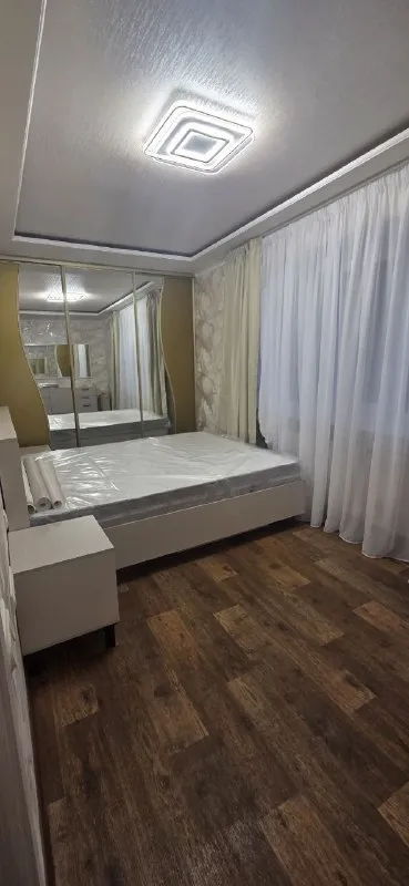 сдам двухкомнатную квартиру квартира сдается долгосрочно 🌇калининский район, район рынка, ул. 50-й гвардейской дивизии. 📍 ✅в кватрире выполнен ремон, вся современная мебель, быттехника, накопительная система воды, бак 500 л ✅отличная транспортная развязка, в шаговой доступности рынок, магазины, школа, аптеки. ❗️на длительный срок, исключительно семейной паре, можно с детьми, без животных. 💰стоимость 40000 р. /месяц, дополнительно оплачиваются коммунальные платежи. 📲☎️+79493837193 виктория ан 📲☎️+79384613180 (телеграмм, вотсап) подписаться | дать объявление - фотография - 4