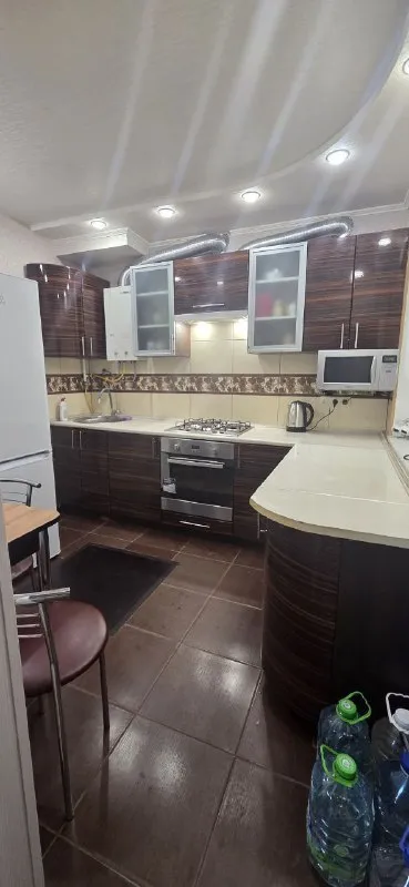 сдам двухкомнатную квартиру квартира сдается долгосрочно 🌇калининский район, район рынка, ул. 50-й гвардейской дивизии. 📍 ✅в кватрире выполнен ремон, вся современная мебель, быттехника, накопительная система воды, бак 500 л ✅отличная транспортная развязка, в шаговой доступности рынок, магазины, школа, аптеки. ❗️на длительный срок, исключительно семейной паре, можно с детьми, без животных. 💰стоимость 40000 р. /месяц, дополнительно оплачиваются коммунальные платежи. 📲☎️+79493837193 виктория ан 📲☎️+79384613180 (телеграмм, вотсап) подписаться | дать объявление - фотография - 5