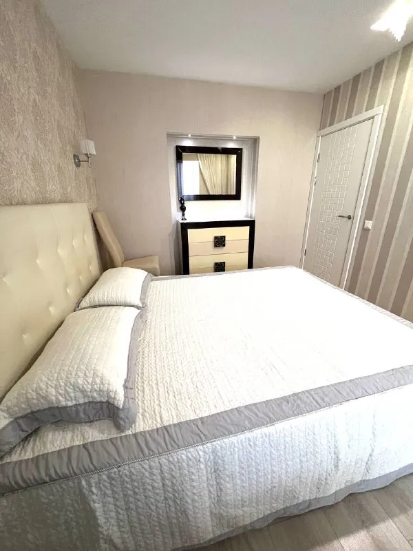 сдается чистая, светлая двухкомнатная квартира с раздельными комнатами в буденновском районе (микрорайон донской)квартира оснащена всем необходимым для проживания:мебель, кондиционер, холодильник, стиральная машина, накопительный и водонагревательный бак есть. будет сдана только чистоплотным людям без животных. оплата за первый и последний месяц, стоимость 45.000₽ помесячно (коммунальные учтены уже в оплату) не агентство +79493264324 екатерина - фотография - 2