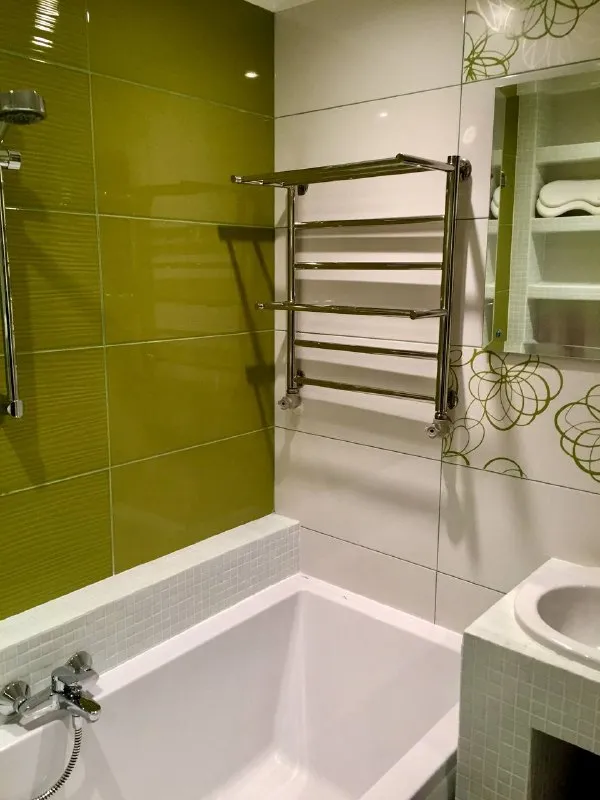 сдается чистая, светлая двухкомнатная квартира с раздельными комнатами в буденновском районе (микрорайон донской)квартира оснащена всем необходимым для проживания:мебель, кондиционер, холодильник, стиральная машина, накопительный и водонагревательный бак есть. будет сдана только чистоплотным людям без животных. оплата за первый и последний месяц, стоимость 45.000₽ помесячно (коммунальные учтены уже в оплату) не агентство +79493264324 екатерина - фотография - 9