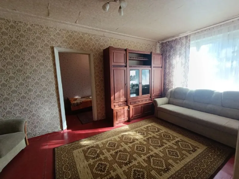 продам двухкомнатную квартиру 🌇донецк на ул. будапештской (район остановки гараж/партизанский п-т) 📍 ✅на первом этаже трехэтажного кирпичного дома. цоколь высокий. ✅квартира сухая, теплая, ухоженная. ✅состояние жилое. ⛽есть газ. 💦вода идет хорошо, по графику. отопление централизованное. ✅подъезд чистый. ✅большой закрытый двор.   📍рядом остановка общественного транспорта. 💰цена 2 700 000 ₽. реальному покупателю хороший торг. по вопросам обращаться по тел. 📲☎️+79493985250 подписаться | дать объявление - фотография - 2