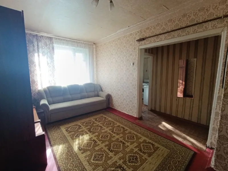 продам двухкомнатную квартиру 🌇донецк на ул. будапештской (район остановки гараж/партизанский п-т) 📍 ✅на первом этаже трехэтажного кирпичного дома. цоколь высокий. ✅квартира сухая, теплая, ухоженная. ✅состояние жилое. ⛽есть газ. 💦вода идет хорошо, по графику. отопление централизованное. ✅подъезд чистый. ✅большой закрытый двор.   📍рядом остановка общественного транспорта. 💰цена 2 700 000 ₽. реальному покупателю хороший торг. по вопросам обращаться по тел. 📲☎️+79493985250 подписаться | дать объявление - фотография - 3