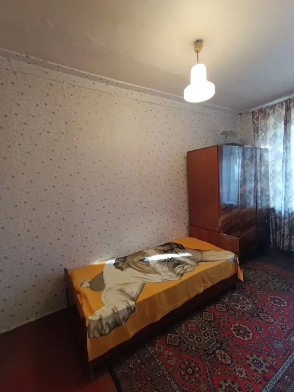 продам двухкомнатную квартиру 🌇донецк на ул. будапештской (район остановки гараж/партизанский п-т) 📍 ✅на первом этаже трехэтажного кирпичного дома. цоколь высокий. ✅квартира сухая, теплая, ухоженная. ✅состояние жилое. ⛽есть газ. 💦вода идет хорошо, по графику. отопление централизованное. ✅подъезд чистый. ✅большой закрытый двор.   📍рядом остановка общественного транспорта. 💰цена 2 700 000 ₽. реальному покупателю хороший торг. по вопросам обращаться по тел. 📲☎️+79493985250 подписаться | дать объявление - фотография - 4