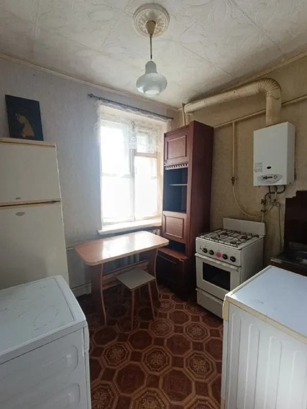 продам двухкомнатную квартиру 🌇донецк на ул. будапештской (район остановки гараж/партизанский п-т) 📍 ✅на первом этаже трехэтажного кирпичного дома. цоколь высокий. ✅квартира сухая, теплая, ухоженная. ✅состояние жилое. ⛽есть газ. 💦вода идет хорошо, по графику. отопление централизованное. ✅подъезд чистый. ✅большой закрытый двор.   📍рядом остановка общественного транспорта. 💰цена 2 700 000 ₽. реальному покупателю хороший торг. по вопросам обращаться по тел. 📲☎️+79493985250 подписаться | дать объявление - фотография - 5