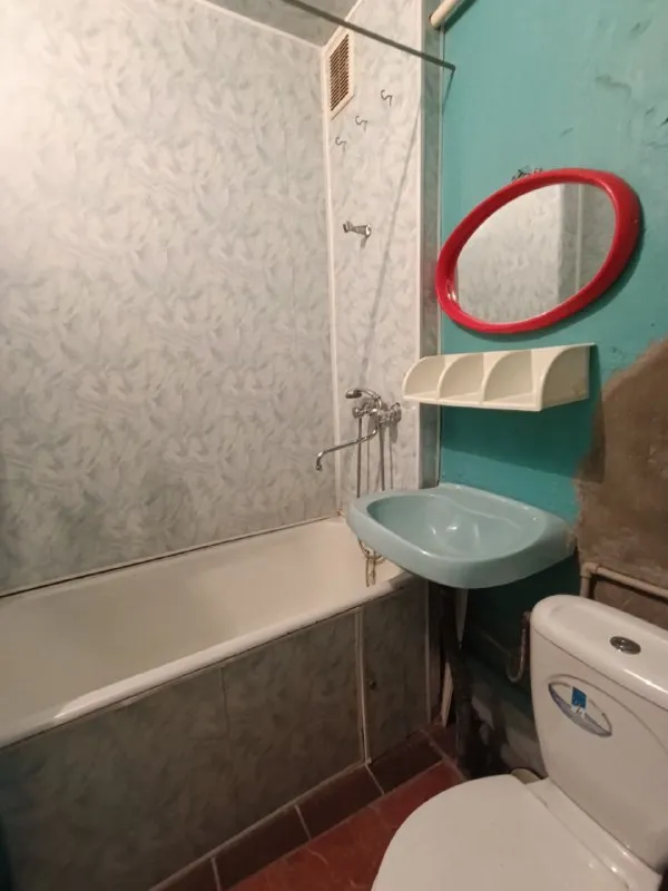 продам двухкомнатную квартиру 🌇донецк на ул. будапештской (район остановки гараж/партизанский п-т) 📍 ✅на первом этаже трехэтажного кирпичного дома. цоколь высокий. ✅квартира сухая, теплая, ухоженная. ✅состояние жилое. ⛽есть газ. 💦вода идет хорошо, по графику. отопление централизованное. ✅подъезд чистый. ✅большой закрытый двор.   📍рядом остановка общественного транспорта. 💰цена 2 700 000 ₽. реальному покупателю хороший торг. по вопросам обращаться по тел. 📲☎️+79493985250 подписаться | дать объявление - фотография - 6