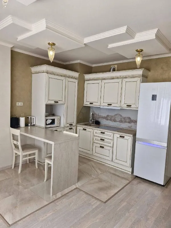 ‼️продажа! ул. бестужева! новострой‼️ продается 3ком квартира в новострое! куйбышевский район, ул. бестужева. этажность 2/15ти. консьерж, 2 лифта, фойе во дворе. просторная красивая квартира, качественный ремонт. натяжные потолки. общая площадь 98,2кв. м. есть гардеробная. есть накопительный бак, вода всегда есть по графику. отлично месторасположение, детская площадка у дома, рядом дк. цена 16,500,000р! +79494181407 галина ан - фотография - 2