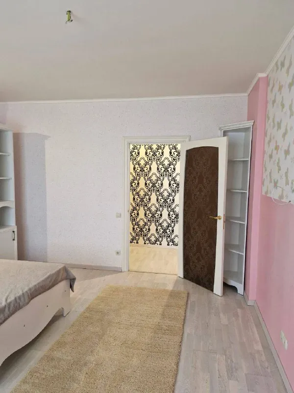 ‼️продажа! ул. бестужева! новострой‼️ продается 3ком квартира в новострое! куйбышевский район, ул. бестужева. этажность 2/15ти. консьерж, 2 лифта, фойе во дворе. просторная красивая квартира, качественный ремонт. натяжные потолки. общая площадь 98,2кв. м. есть гардеробная. есть накопительный бак, вода всегда есть по графику. отлично месторасположение, детская площадка у дома, рядом дк. цена 16,500,000р! +79494181407 галина ан - фотография - 3