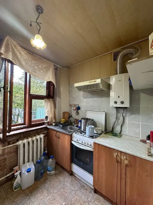 ‼️продажа!площадь бакинских комиссаров‼️ 2х ком, комнаты раздельные, этажность 1-2 х. квартира в хорошем жилом состоянии, окна качественная столярка, потолки высокие. продается с мебелью и быт техникой. вода идет отличным напором! в стоимость входит сарайчик. есть подвал. документы готовы! никто не прописан цена 3,800,000о + торг! +79493268382 виктория ан - фотография - 5