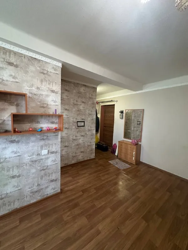 продам однокомнатную квартиру 🌇донецк, ленинский район, боссе, ул. речная📍 ✅этаж 4-5 ти. 💧вода идет по графику! ✅квартира уютная, не угловая, очень теплая. ✅с ремонтом, но требует косметики. заменены радиаторы, стояки водяные. ✅окна пластиковые, балкон застеклен. ❗️перепланировка узаконена! 👍все что есть в квартире остается при продаже. 📍очень хорошее местоположение. рядом школа, остановки транспорта, в шаговой доступности рынок. 📃документы готовы! 💰цена 3 500 000 ₽ + торг уместен больше информации по телефону 📲☎️+79493282386 ольга ан подписаться  |  дать объявление - фотография - 2