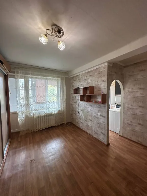 продам однокомнатную квартиру 🌇донецк, ленинский район, боссе, ул. речная📍 ✅этаж 4-5 ти. 💧вода идет по графику! ✅квартира уютная, не угловая, очень теплая. ✅с ремонтом, но требует косметики. заменены радиаторы, стояки водяные. ✅окна пластиковые, балкон застеклен. ❗️перепланировка узаконена! 👍все что есть в квартире остается при продаже. 📍очень хорошее местоположение. рядом школа, остановки транспорта, в шаговой доступности рынок. 📃документы готовы! 💰цена 3 500 000 ₽ + торг уместен больше информации по телефону 📲☎️+79493282386 ольга ан подписаться  |  дать объявление - фотография - 3