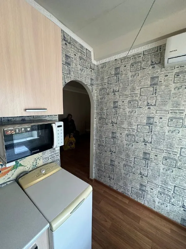 продам однокомнатную квартиру 🌇донецк, ленинский район, боссе, ул. речная📍 ✅этаж 4-5 ти. 💧вода идет по графику! ✅квартира уютная, не угловая, очень теплая. ✅с ремонтом, но требует косметики. заменены радиаторы, стояки водяные. ✅окна пластиковые, балкон застеклен. ❗️перепланировка узаконена! 👍все что есть в квартире остается при продаже. 📍очень хорошее местоположение. рядом школа, остановки транспорта, в шаговой доступности рынок. 📃документы готовы! 💰цена 3 500 000 ₽ + торг уместен больше информации по телефону 📲☎️+79493282386 ольга ан подписаться  |  дать объявление - фотография - 8