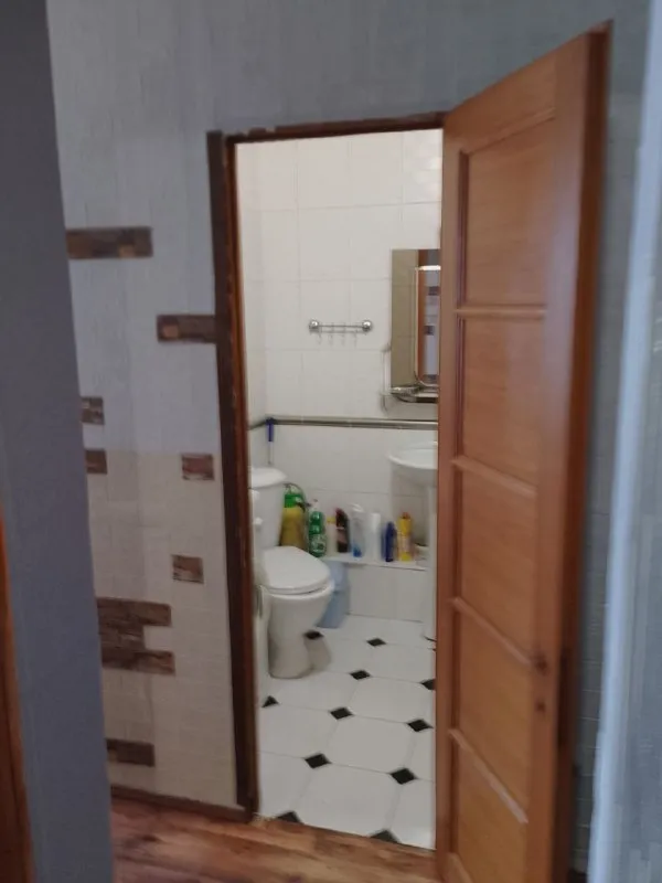 продам 2х комнатную квартиру 📍мкр-он текстильщик в кировском р-не донецка универсам "обжора" 7/9 эт. дома 47.7/30/7.4м ✅комнаты раздельно ✅с/у совмещён ✅лоджия ✅состояние хорошее все что на фото остаётся✅ квартира в росреестре, прописанных о, свободная цена 4.5.. .. эл-во без перебоев, вода всегда по графику, зимой тепло. устроит кв. непременно договоримся, ,,, с настоящим покупателем о цене самое выгодное расположение для сдачи и удобное для проживания не дозвонились пишите, наберу +79497428596 с ув. собственник недвижимость днр - фотография - 10