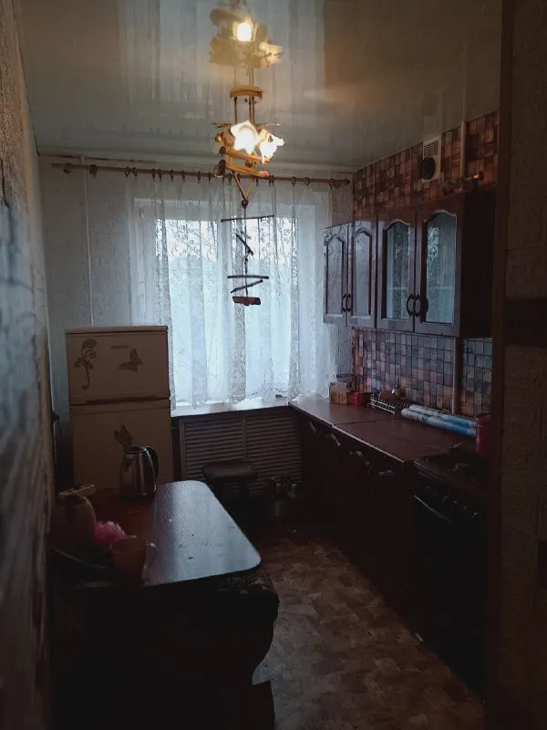 продам 2х комнатную квартиру 📍мкр-он текстильщик в кировском р-не донецка универсам "обжора" 7/9 эт. дома 47.7/30/7.4м ✅комнаты раздельно ✅с/у совмещён ✅лоджия ✅состояние хорошее все что на фото остаётся✅ квартира в росреестре, прописанных о, свободная цена 4.5.. .. эл-во без перебоев, вода всегда по графику, зимой тепло. устроит кв. непременно договоримся, ,,, с настоящим покупателем о цене самое выгодное расположение для сдачи и удобное для проживания не дозвонились пишите, наберу +79497428596 с ув. собственник недвижимость днр - фотография - 3