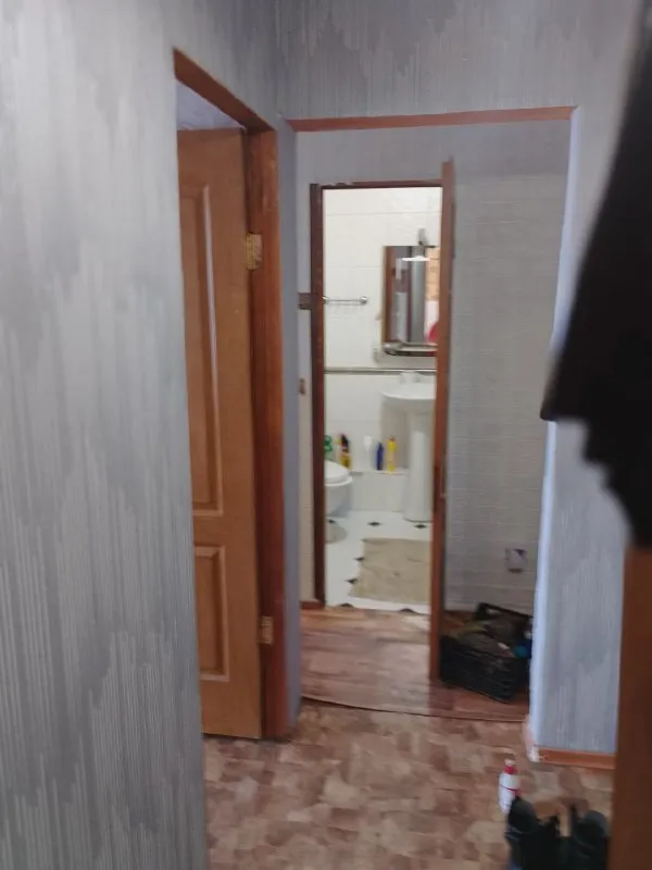 продам 2х комнатную квартиру 📍мкр-он текстильщик в кировском р-не донецка универсам "обжора" 7/9 эт. дома 47.7/30/7.4м ✅комнаты раздельно ✅с/у совмещён ✅лоджия ✅состояние хорошее все что на фото остаётся✅ квартира в росреестре, прописанных о, свободная цена 4.5.. .. эл-во без перебоев, вода всегда по графику, зимой тепло. устроит кв. непременно договоримся, ,,, с настоящим покупателем о цене самое выгодное расположение для сдачи и удобное для проживания не дозвонились пишите, наберу +79497428596 с ув. собственник недвижимость днр - фотография - 6