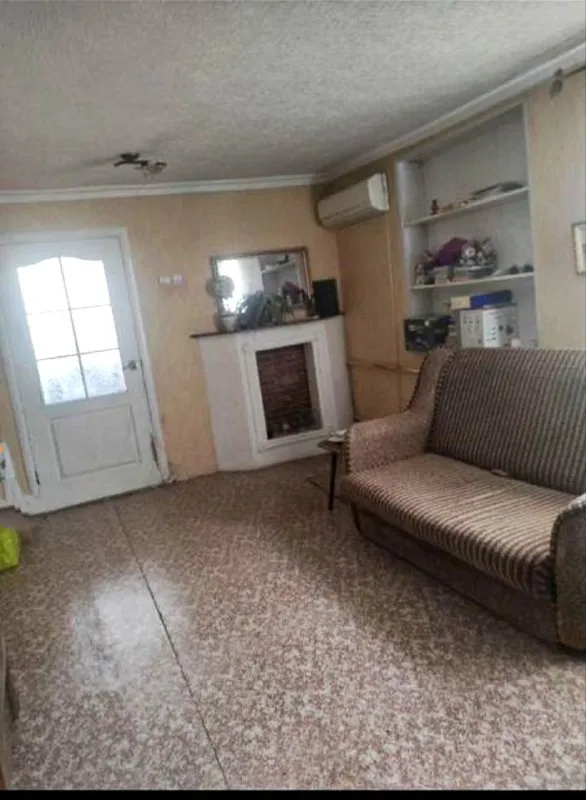 🏡продаётся газифицированная квартира на земле на два хозяина г. Енакиево днр посёлок северный, улица толбухина ✅общая площадь дома 119 м2 ✅участок 10 соток земли ✅в квартире четыре комнаты в доме три раздельные комнаты, одна проходная ✅просторная кухня с выходом на задний двор ✅есть гараж с ямой, летняя кухня и хоз постройки ✅участок ровный и ухоженный посажены плодовые деревья (вишня, черешня, яблоко, абрикос, груша, слива, персик). 🧾документы готовы 🔥собственник 💴цена: 5🍋800.000 рублей торг‼️ ☎️+7(949) 483-03-04 людмила 📨подписаться - фотография - 4