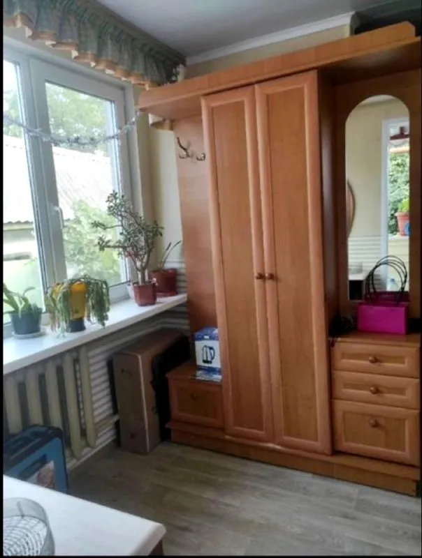 🏡продаётся газифицированная квартира на земле на два хозяина г. Енакиево днр посёлок северный, улица толбухина ✅общая площадь дома 119 м2 ✅участок 10 соток земли ✅в квартире четыре комнаты в доме три раздельные комнаты, одна проходная ✅просторная кухня с выходом на задний двор ✅есть гараж с ямой, летняя кухня и хоз постройки ✅участок ровный и ухоженный посажены плодовые деревья (вишня, черешня, яблоко, абрикос, груша, слива, персик). 🧾документы готовы 🔥собственник 💴цена: 5🍋800.000 рублей торг‼️ ☎️+7(949) 483-03-04 людмила 📨подписаться - фотография - 5